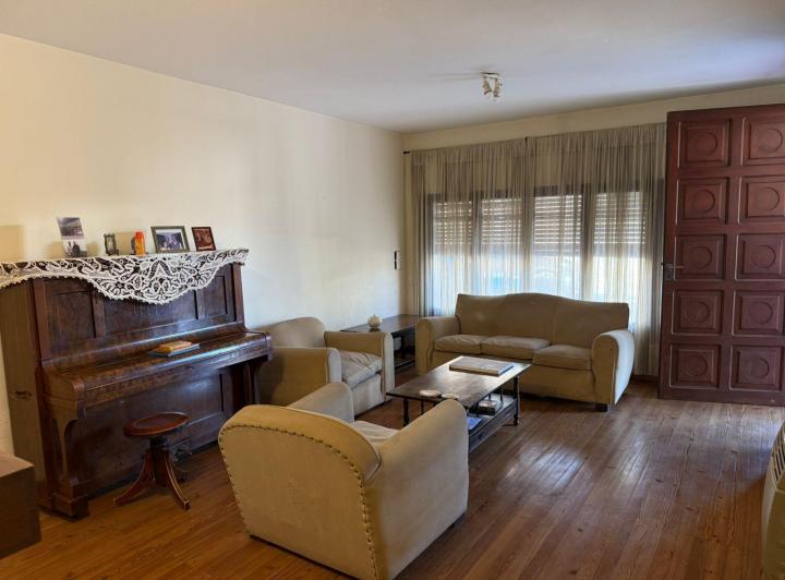 Casa · 240m² · 8 Ambientes · 1 Cochera