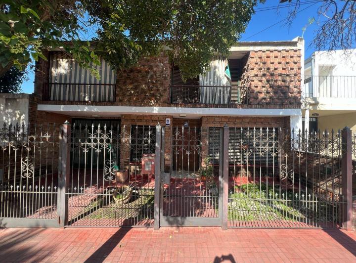 Casa · 229m² · 7 Ambientes · 3 Cocheras