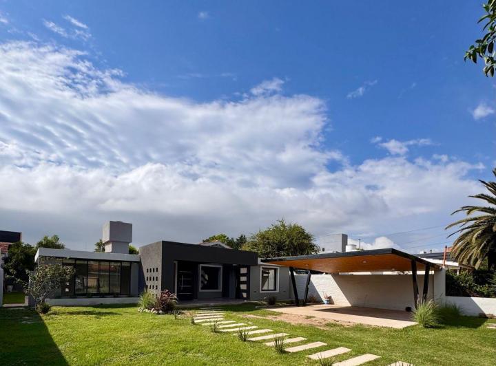 Casa · 206m² · 7 Ambientes · 2 Cocheras