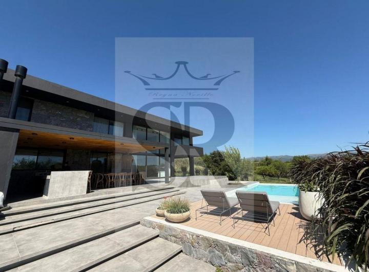 Casa · 550m² · 11 Ambientes · 4 Cocheras