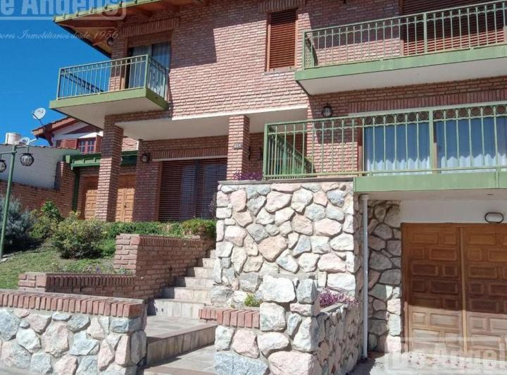 Casa · 345ha · 6 Ambientes · 2 Cocheras