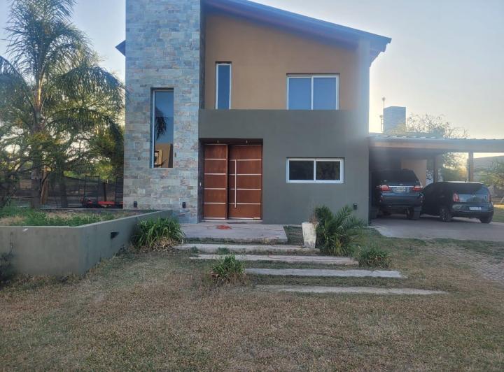 Casa · 220m² · 3 Dormitorios · 3 Cocheras
