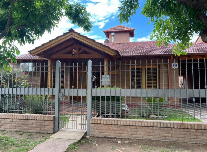 Casa · 150m² · 3 Dormitorios · 2 Cocheras
