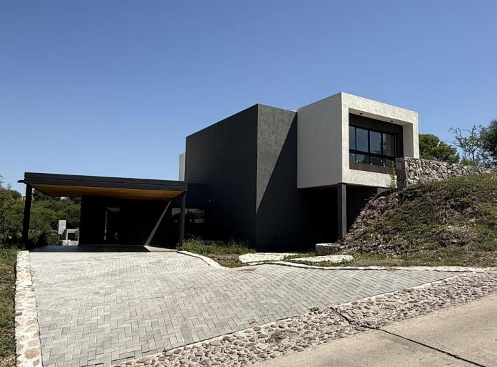 Casa · 320m² · 6 Ambientes · 2 Cocheras