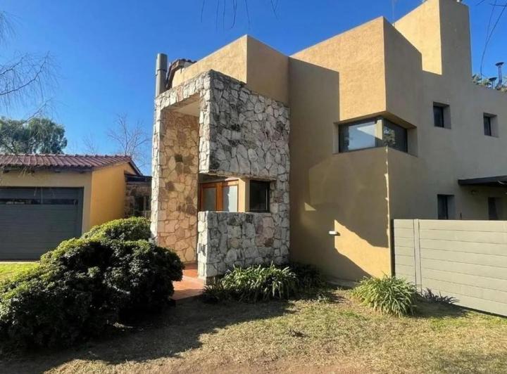 Casa · 400m² · 4 Ambientes · 2 Cocheras