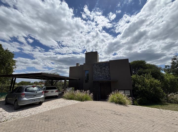 Casa · 1398m² · 5 Ambientes · 3 Cocheras