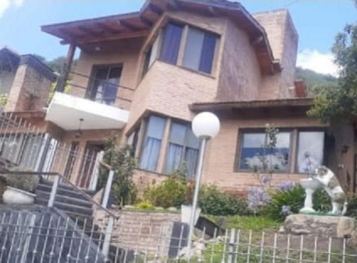 Casa · 300m² · 5 Ambientes · 2 Cocheras