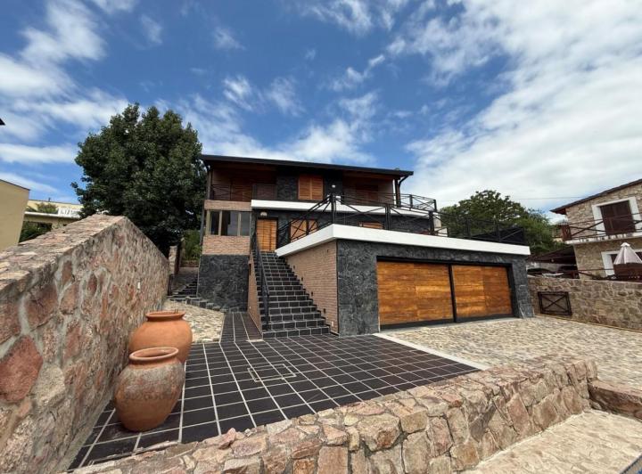 Casa · 358m² · 8 Ambientes · 6 Cocheras