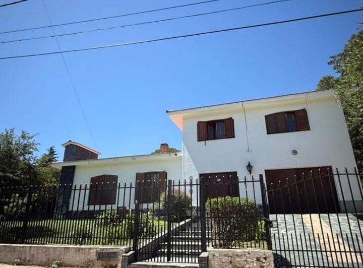 Casa · 250m² · 4 Ambientes · 2 Cocheras