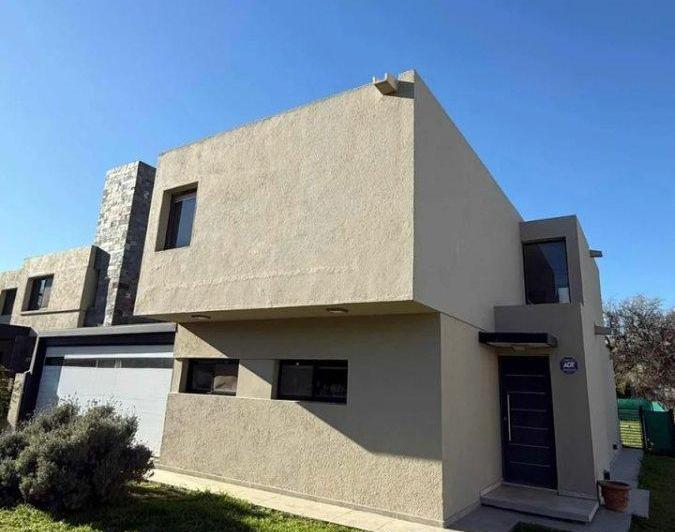 Casa · 200m² · 6 Ambientes · 2 Cocheras