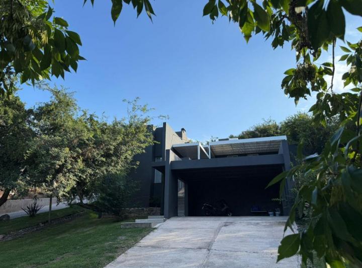 Casa · 227m² · 3 Ambientes · 2 Cocheras