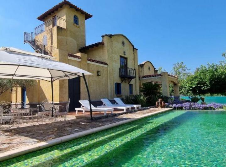 Casa · 450m² · 5 Ambientes · 2 Cocheras