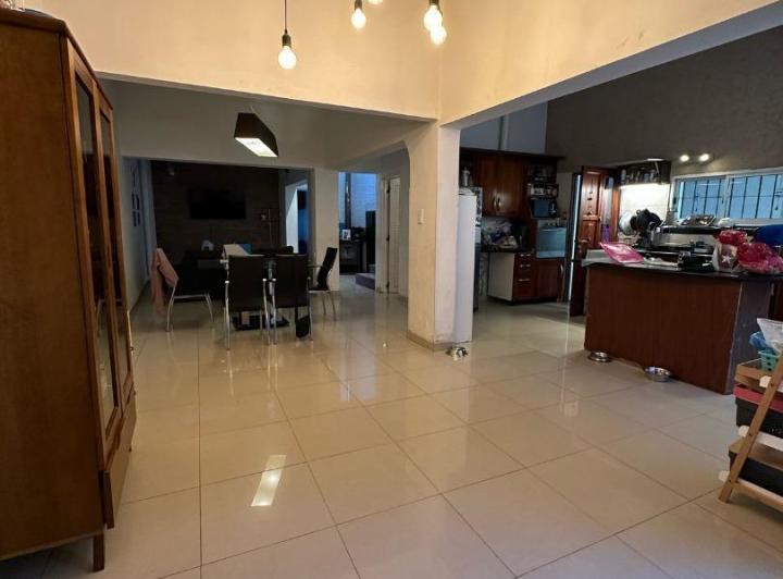 Casa · 240m² · 5 Ambientes · 2 Cocheras