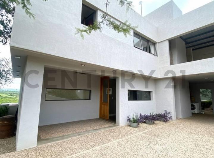 Casa · 277m² · 6 Ambientes · 4 Cocheras