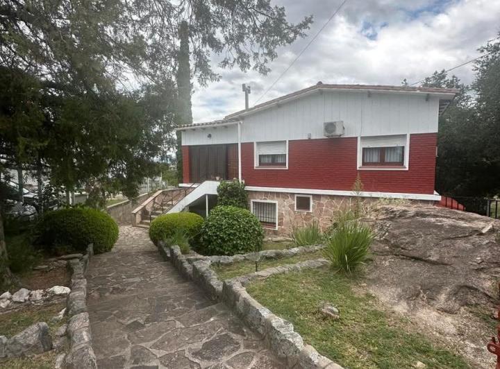 Casa · 140m² · 5 Ambientes · 2 Cocheras