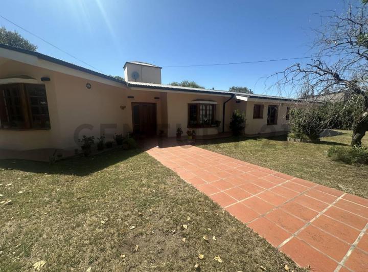 Casa · 305m² · 6 Ambientes · 1 Cochera