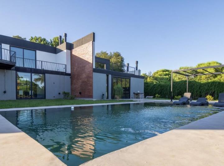 Casa · 610m² · 9 Ambientes · 4 Cocheras