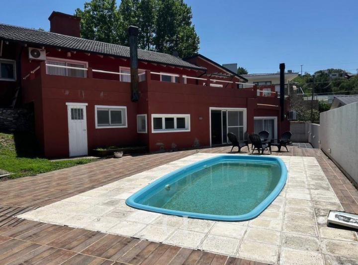 Casa · 220m² · 6 Ambientes · 1 Cochera