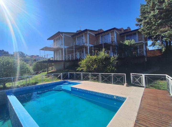 Casa · 180m² · 12 Ambientes · 4 Cocheras