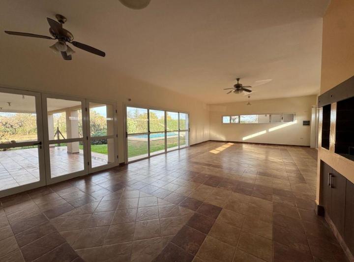 Casa · 370m² · 4 Ambientes · 3 Cocheras