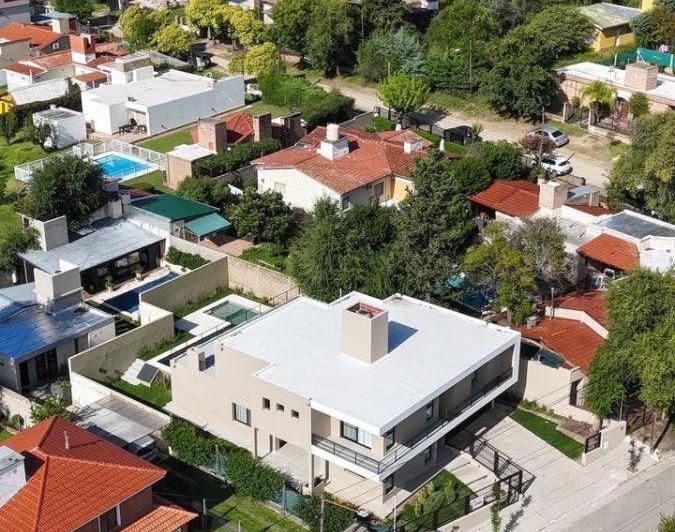 Casa · 350m² · 7 Ambientes · 1 Cochera