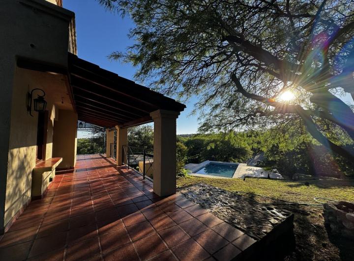 Casa · 305m² · 6 Ambientes · 2 Cocheras