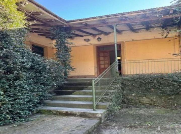 Casa · 356m² · 8 Ambientes · 1 Cochera