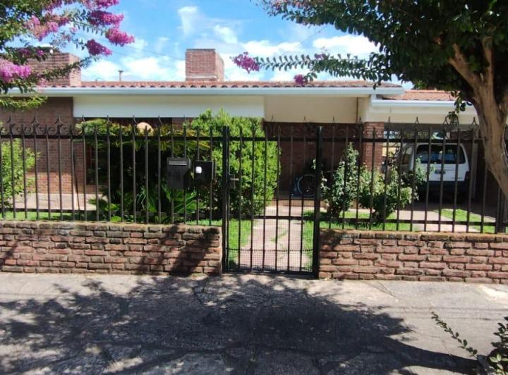 Casa · 206m² · 3 Dormitorios · 2 Cocheras