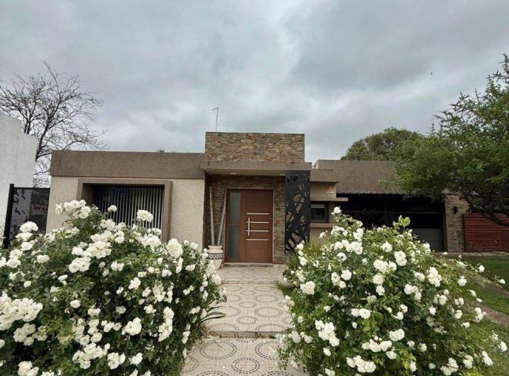 Casa · 200m² · 6 Ambientes · 3 Cocheras