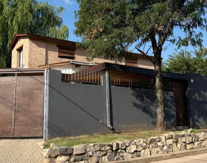 Casa · 175m² · 6 Ambientes · 2 Cocheras