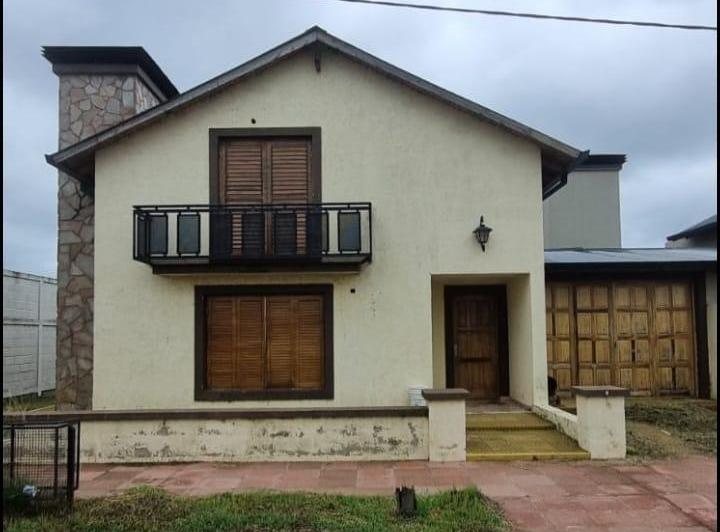 Casa · 330m² · 4 Ambientes · 2 Cocheras