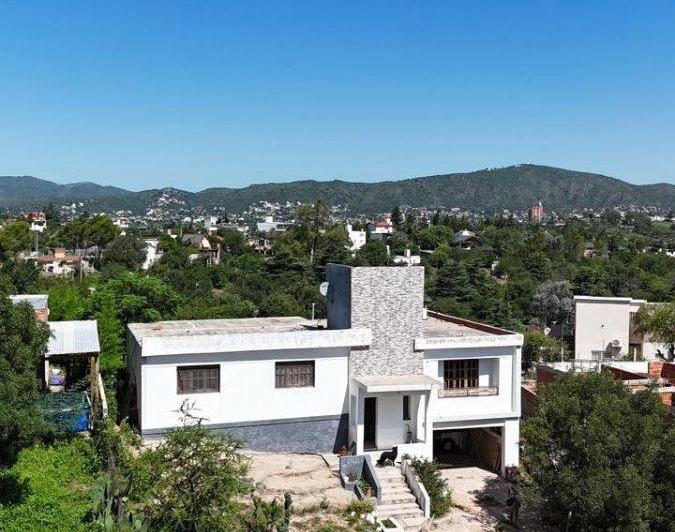 Casa · 145m² · 6 Ambientes · 1 Cochera