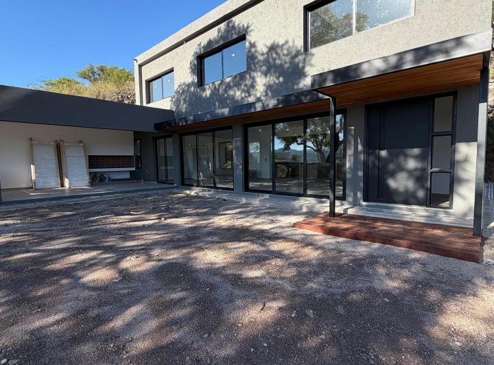 Casa · 340m² · 7 Ambientes · 2 Cocheras