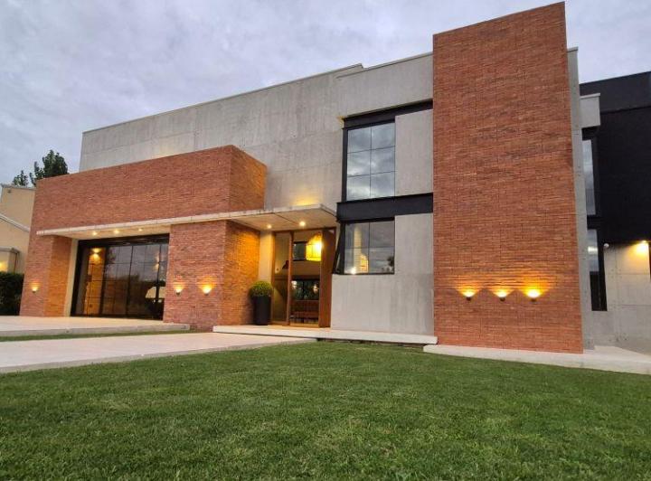 Casa · 417m² · 1 Ambiente · 3 Cocheras