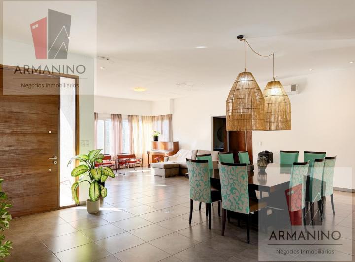 Casa · 1370m² · 8 Ambientes · 2 Cocheras