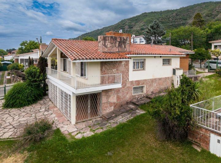 Casa · 277m² · 8 Ambientes · 3 Cocheras
