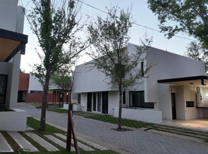 Casa · 115m² · 1 Ambiente · 1 Cochera
