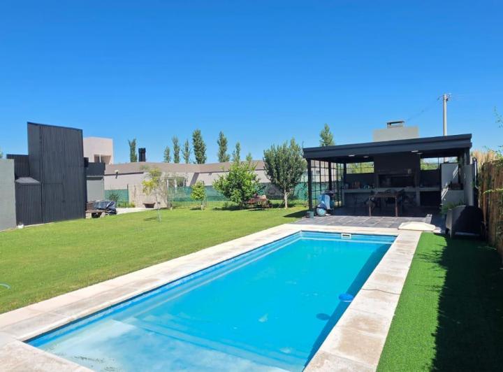 Casa · 250m² · 5 Ambientes · 2 Cocheras