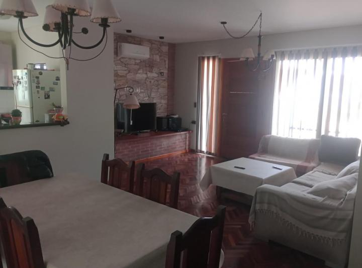 Casa · 220m² · 5 Ambientes · 4 Cocheras