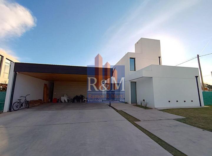 Casa · 250m² · 12 Ambientes · 2 Cocheras