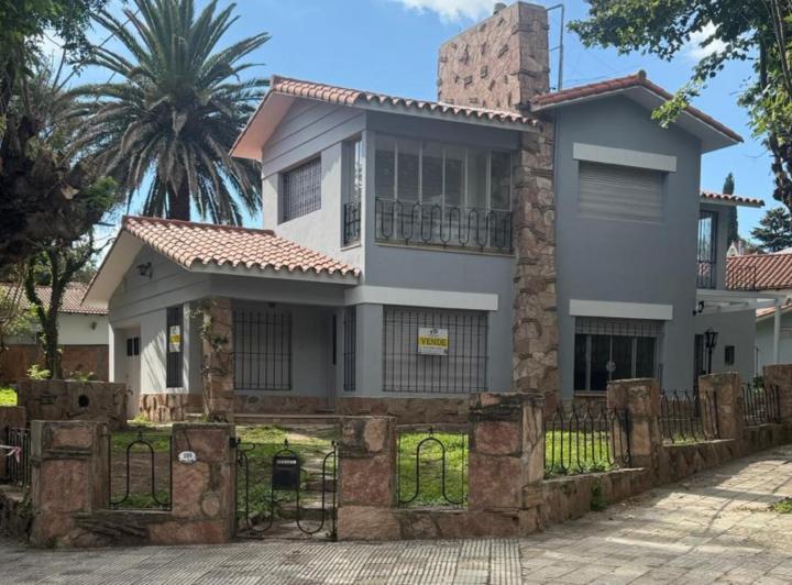 Casa · 245m² · 6 Ambientes · 1 Cochera