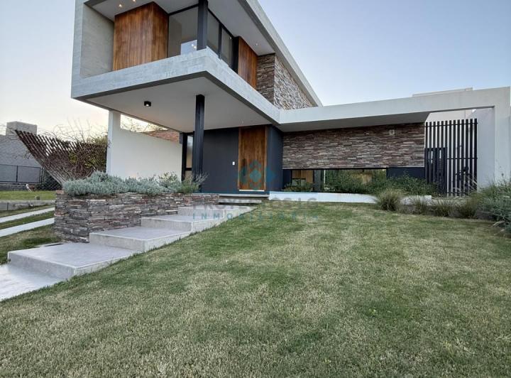 Casa · 477m² · 2 Ambientes · 1 Cochera