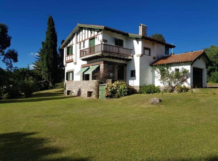 Casa · 265m² · 6 Dormitorios · 1 Cochera