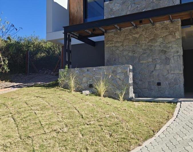Casa · 311m² · 4 Ambientes · 2 Cocheras