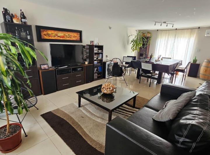 Casa · 102m² · 4 Ambientes · 2 Cocheras