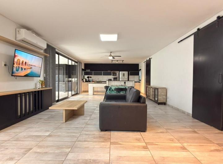 Casa · 254m² · 6 Ambientes · 2 Cocheras