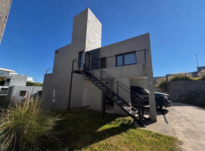 Casa · 350m² · 5 Ambientes · 2 Cocheras