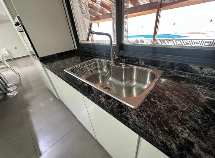 Casa · 370m² · 13 Ambientes · 2 Cocheras
