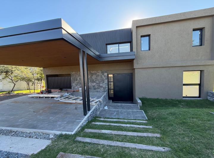 Casa · 330m² · 7 Ambientes · 2 Cocheras