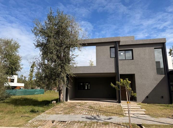 Casa · 163m² · 6 Ambientes · 2 Cocheras